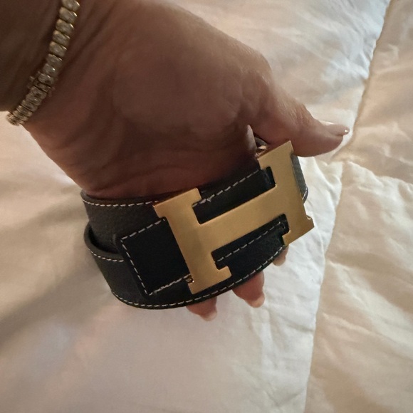 Gold H Buckle unisex Belt - Designer Style 45” L with white stitching - Picture 6 of 9